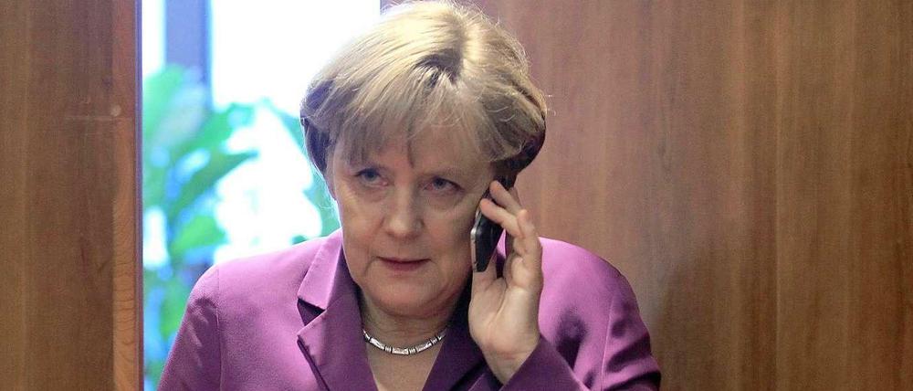 Angela Merkel beim telefonieren