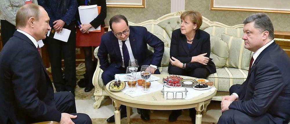 17 Stunden ohne Schlaf verhandelt. Putin, Hollande, Merkel und Poroschenko in Minsk.
