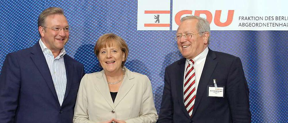 Rechts neben Merkel. Christean Wagner, Chef der hessischen CDU-Fraktion, fordert einen Kurswechsel seiner Kanzlerin sowie eine Rückbesinnung auf alte Werte.