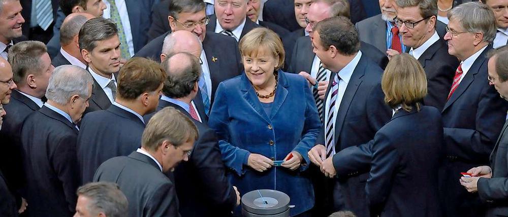 Bundeskanzlerin Angela Merkel nimmt am Mittwoch in Berlin im Bundestag an der Abstimmung über eine Stärkung des Euro-Rettungsschirms EFSF teil.