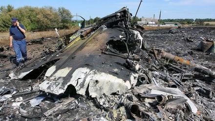 Der Absturz der Malaysia-Airlines-Maschine ist nach ukrainischen Angaben durch einen massiven Druckabfall nach einem Raketenbeschuss verursacht worden.