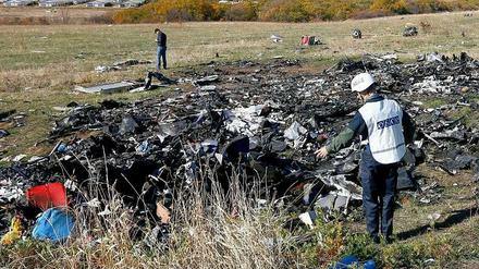 Ukrainische Helfer durften am Montag wieder an die Absturzstelle des malaysischen Flugzeug MH17, bei dem fast 300 Menschen ums Leben kamen. 