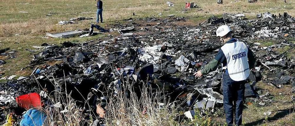 Ukrainische Helfer durften am Montag wieder an die Absturzstelle des malaysischen Flugzeug MH17, bei dem fast 300 Menschen ums Leben kamen. 