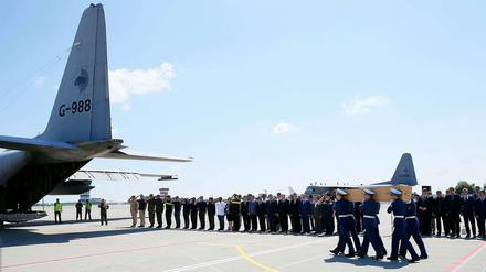 Opfer von Flug MH17 verlassen den Flughafen Charkiw