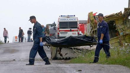 An der Absturzstelle von Flug MH17 in der Ukraine bergen Rettungskräfte die Toten.