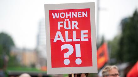 Teilnehmer der Mietprotestaktion "Mieten-Move" in Hamburg fordern eine sozial gerechtere Wohnungspolitik. 