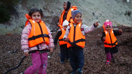 Diese Flüchtlingsfamilie wartete Anfang April auf der türkischen Seite bei Dikili auf die gefährliche Überfahrt auf die griechische Insel Lesbos. Zuletzt nehmen immer weniger Flüchtlinge diesen Weg auf sich. 