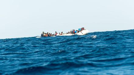 Gefahr in Verzug. Menschen in einem Schlauchboot warten im Januar vor der libyschen Küste auf den Rettungseinsatz von SOS Mediterranee und der italienischen Küstenwache. 