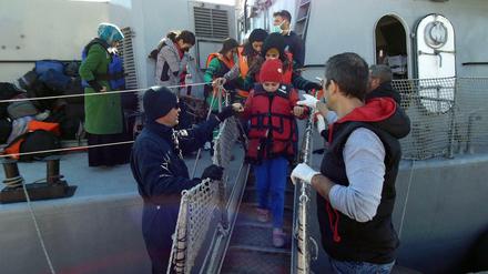 Frontex setzt inzwischen 750 EU-Grenzschützer ein, um bei der Registrierung und Seerettung von Bootsflüchtlingen zu helfen.