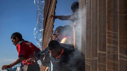Gescheitert: Migranten auf die mexikanische Seite der Grenze zurück. 