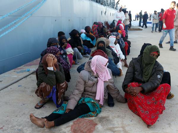 Diese Flüchtlinge wurden vor Tripolis aus dem Meer gerettet und nach Libyen zurückgebracht.