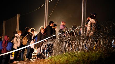 Ungarn lässt Flüchtlinge, die aus Kroatien kommen, seit Mitternacht nicht mehr ins Land.