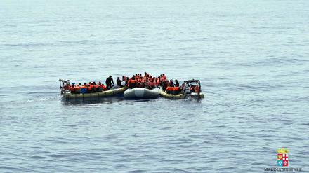 Gerettete Migranten im Mittelmeer, hier auf einem Bild, das von der italienischen Marine veröffentlicht wurde. 