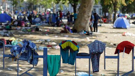 Wäsche von Flüchtlingen trocknet in der serbischen Hauptstadt Belgrad. Flüchtlinge vom Balkan kommen nicht mehr so zahlreich nach Deutschland.