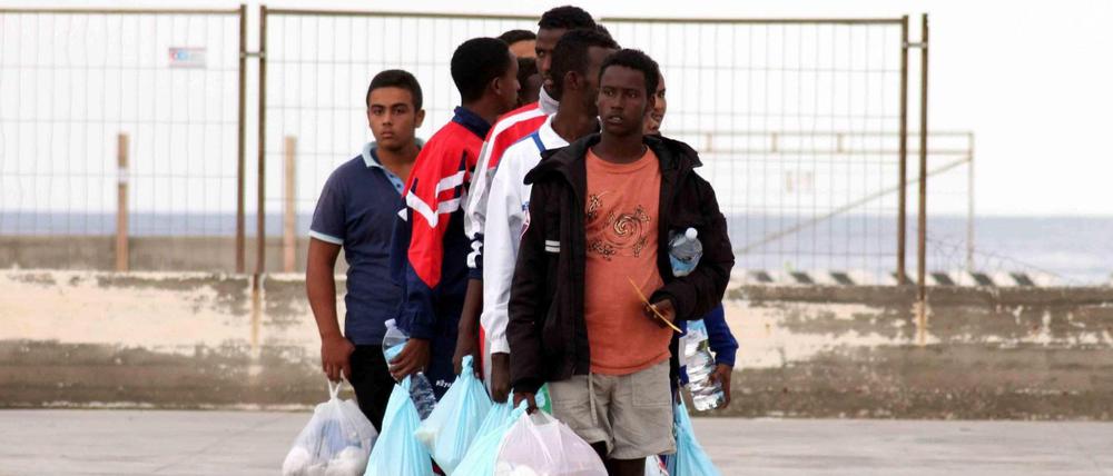 Eine Gruppe von Migranten kommt auf der italienischen Insel Lampedusa an. 