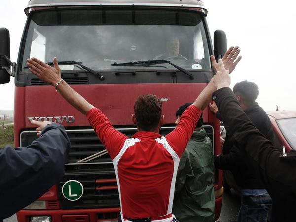 Flüchtlinge am Mittwoch bei einer Blockade der Fernverkehrsstraße zwischen Griechenland und Mazedonien in der Nähe von Idomeni 