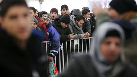 Flüchtlinge warten vor dem Lageso in Berlin.