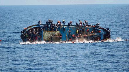 Immer wieder kentern überladene Boote mit Flüchtlingen vor der Küste Libyens - wie hier im März. 