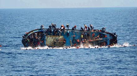 Gefährliche Flucht: Ein kenterndes Flüchtlingsboot auf dem Mittelmeer