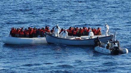 Die italienische Küstenwache muss immer wieder Flüchtlinge aus nicht seetauglichen Booten retten.