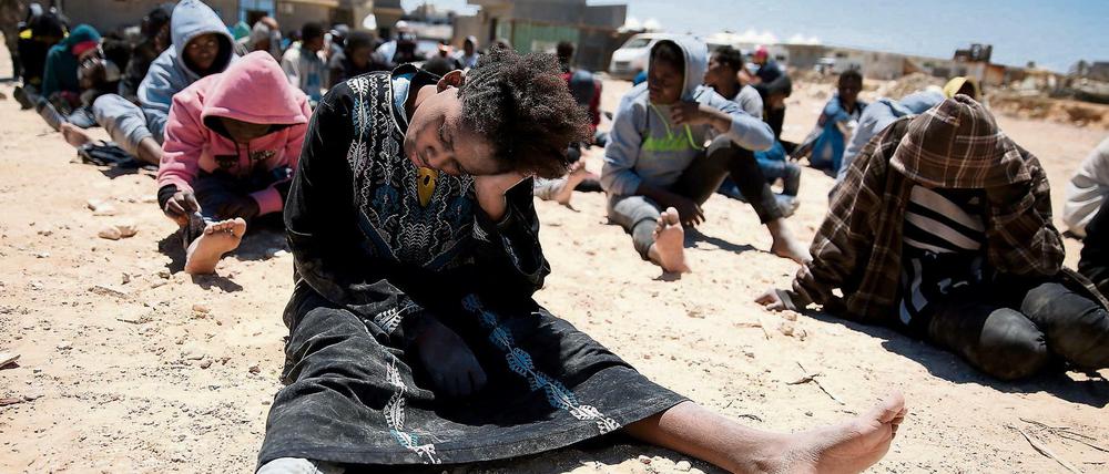 Gerettete Flüchtlinge am Strand der libyschen Hauptstadt Tripolis (Archivbild vom Mai 2016)