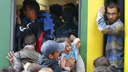 Flüchtlinge auf dem Budapester Ostbahnhof drängen in einen Zug.