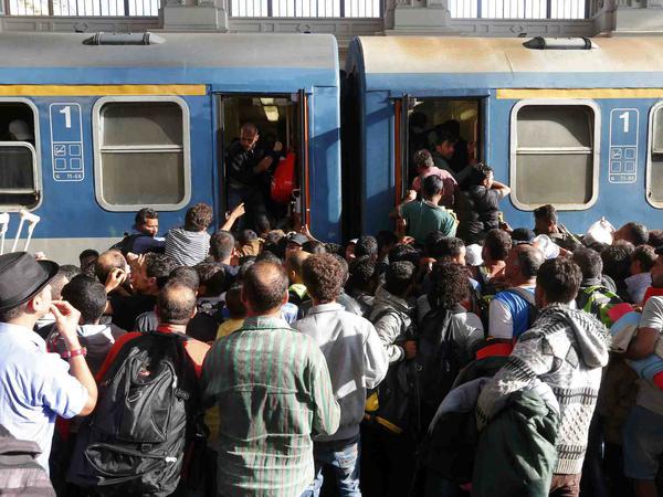 Flüchtlinge am Budapester Ostbahnhof drängen in einen Zug.