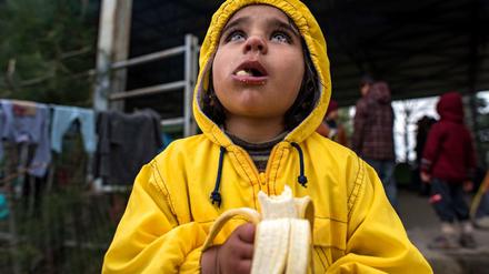 Ein Flüchtlingskind in der Nähe des griechisch-mazedonischen Grenzortes Idomeni. 