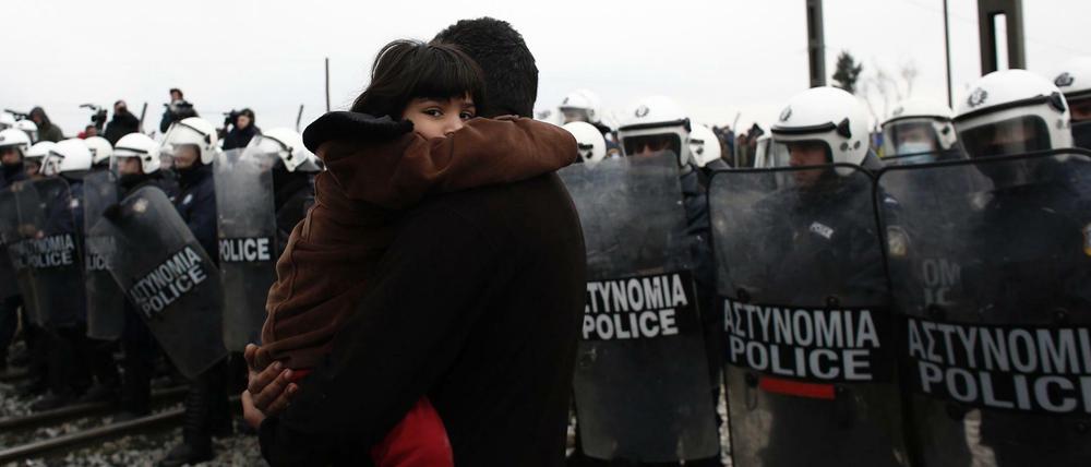 Ein syrischer Vater mit seinem Kind am Rande eines Protests im Flüchtlingscamp Idomeni an der griechisch-mazedonischen Grenze.