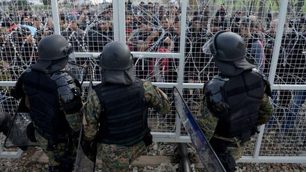 Sicherheitskräfte bewachen die Grenze zwischen Griechenland und Mazedonien.