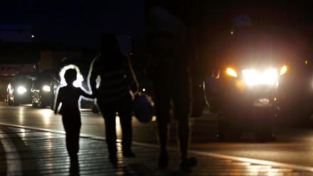 Ungarn will die Flüchtlinge mit Bussen an die Grenze zu Österreich fahren. Über tausend Menschen haben sich am Freitag zu Fuß auf den Weg gemacht. über die Autobahn.