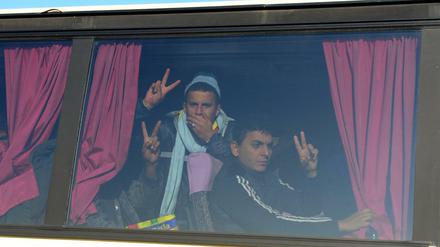 Nach der Räumung des Flüchtlingscamps in Idomeni werden die Flüchtlinge mit Bussen nach Athen gebracht 
