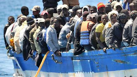 Flüchtlinge auf einem Boot im Mittelmeer (Archivbild).