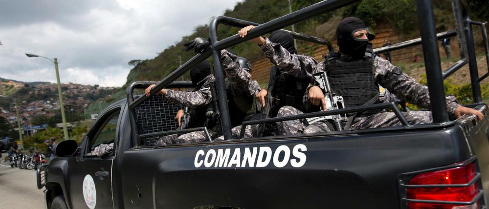 Soldaten führen einen Einsatz gegen Aufständische in Araguaney, Caracas (Venezuela) durch. 