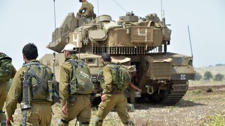 Israelische Soldaten nehmen mit einem Panzerfahrzeug an einem Militärmanöver in den Golanhöhen teil (Symbolbild). 