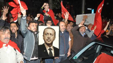 Pro-Erdogan: Schon während des Umsturzversuches demonstrieren Anhänger des türkischen Präsidenten.