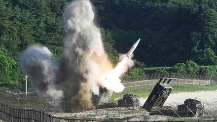 Das vom südkoreanischen Verteidigungsministerium veröffentlichte Foto zeigt den Start einer Kurzstreckenrakete bei einer gemeinsamen Militärübung mit den USA.