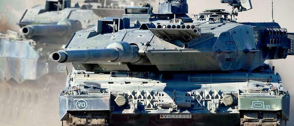 Deutscher Leopard-Panzer in Aktion.