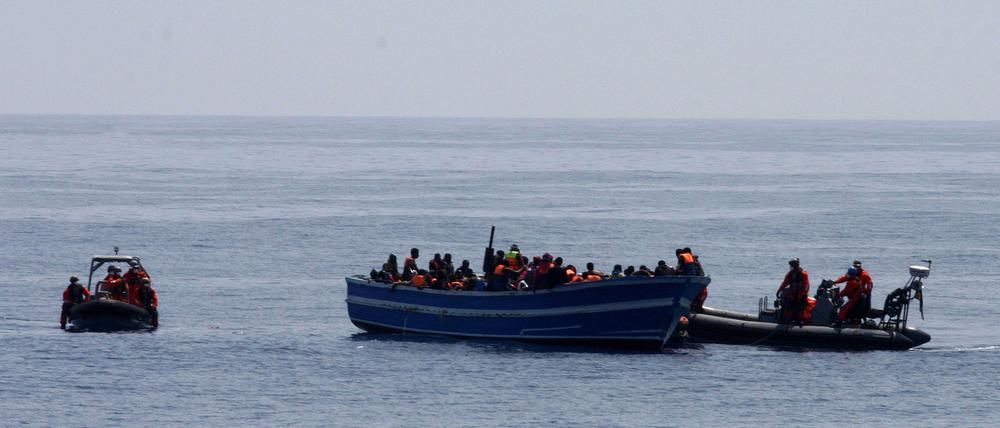 Ein Flüchtlingsboot auf dem Mittelmeer