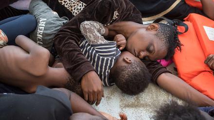 Geschafft, erschöpft: Mutter und Kind auf einem Rettungsboot im Mittelmeer im vergangenen Oktober