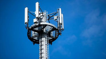 Ein Mast mit verschiedenen Antennen von Mobilfunkanbietern.