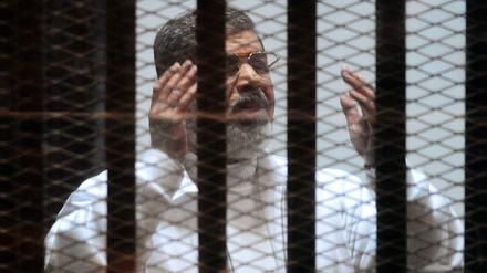 Ägyptens Ex-Präsident Mohammed Mursi auf einem Foto vom Februar hinter Gittern im Gerichtssaal in Kairo. 