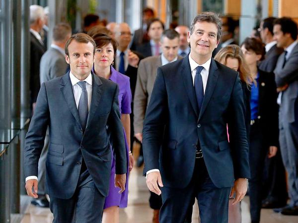 Arnaud Montebourg (rechts) hat mit seiner Kritik an der Sparpolitik des Präsidenten den Rauswurf des gesamten Kabinetts ausgelöst. Hier übergibt er sein Haus an seinen Nachfolger, den liberalen ehemaligen Rothschild-Bankier, Emmanuel Macron. 