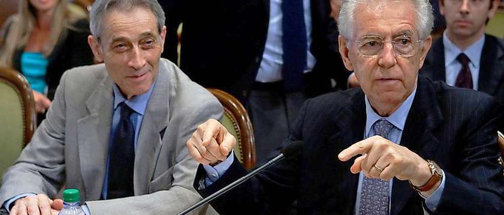 EU-Sparkommissar Enrico Bondi und der italienische Premier Mario Monti stellen die neuesten Sparmaßnahmen vor.