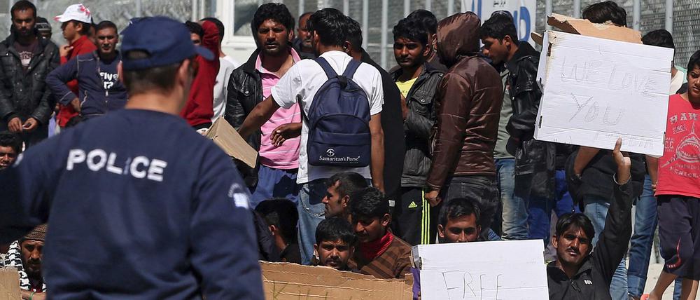 In den Lagern auf den griechischen Lesbos (Bild) und Chios sind insgesamt rund 4000 Menschen gefangen.