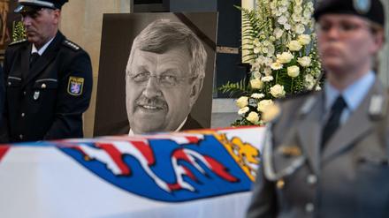 Ein Portrait Walter Lübckes (CDU) ist am Sarg bei einem Trauergottesdienst zu sehen.