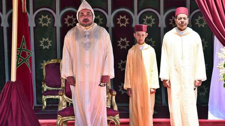Marokkos König Mohammed VI. (l. neben seinem Sohn und seinem Bruder) gilt als Reformer. Die Presse- und Meinungsfreiheit hat in Marokko aber Grenzen.