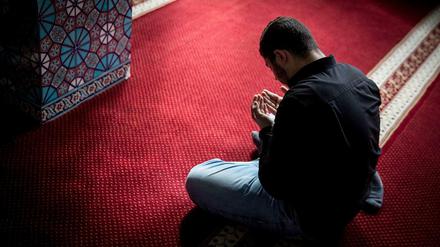 Ein betender Mann am "Tag der offenen Moschee" in Hamburg.