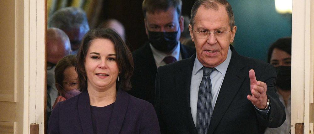 Bundesaußenministerin Annalena Baerbock mit ihrem russischen Amtskollegen Sergej Lawrow vor ihrem Treffen am Dienstag