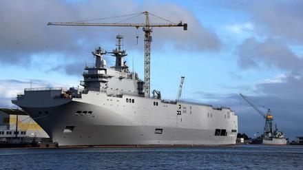 Ein im Auftrag Russlands gebauter Hubschrauberträger der Mistral-Klasse liegt im Hafen von Saint Nazaire in Frankreich. 